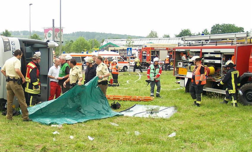 Schwerer Unfall mit Reisebus Lohmar Donrather Dreieck P365.JPG